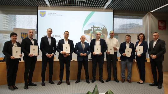 Pierwsze umowy na drogi rolne podpisane. Będą kolejne Pierwsze umowy na drogi rolne podpisane. Będą kolejne