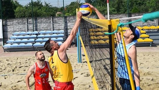 Pierwszy turniej siatkówki plażowej o mistrzostwo miasta. Zdjęcia