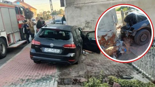 Pijany 20-latek wjechał osobowym volkswagenem w dom w Długomiłowicach. ZDJĘCIA