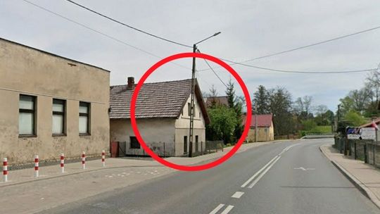 Pijany 20-latek wjechał osobowym volkswagenem w dom w Długomiłowicach