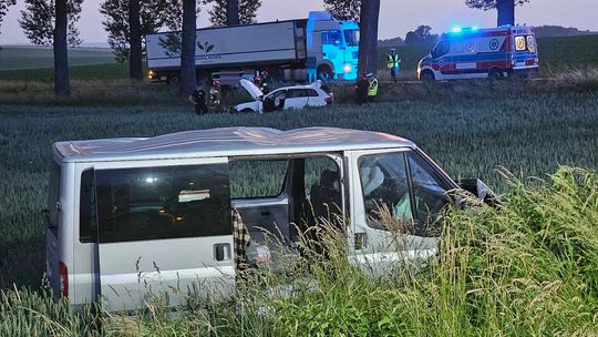 Zderzenie busa z osobówką na skrzyżowaniu DK38 z DW417