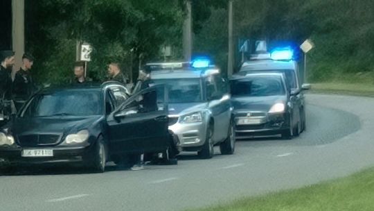 Pijany kierowca mercedesa uderzył w tył busa i uciekł