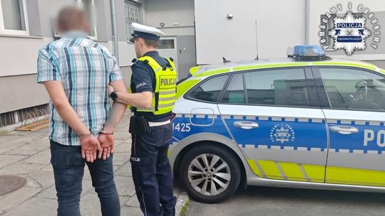Pijany kierowca na łuku drogi zjechał z jezdni i uderzył w ogrodzenie