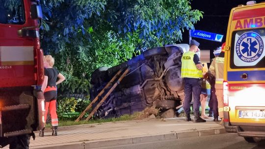 Pijany kierowca rozbił samochód na ogrodzeniu. W aucie było dziecko
