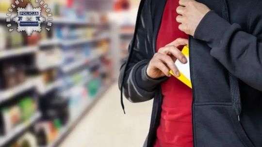 Pił alkohol miedzy półkami i kradł towar. Teraz odpowie przed sądem