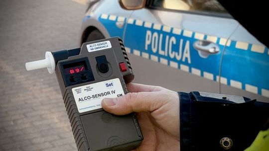 Pił za kierownicą i pędził przez miasto. Tłumaczył, że był spragniony