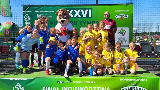 Piłkarki z „Dziewiątki” na podium finału wojewódzkiego. ZDJĘCIA