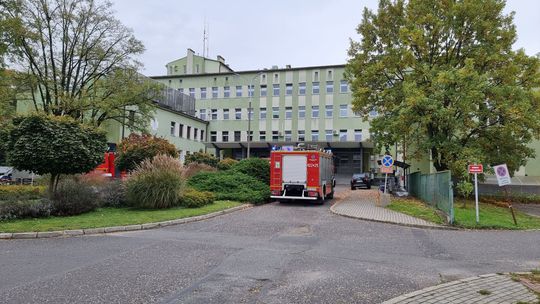 Alarm bombowy w kozielskim szpitalu. Służby sprawadzją budynki