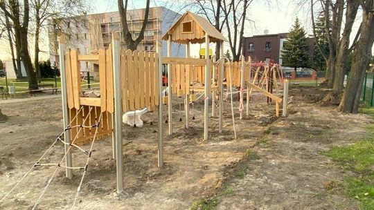 Plac zabaw przy pl. Wagnera w Kłodnicy jest już prawie gotowy. ZDJĘCIA Plac zabaw przy pl. Wagnera w Kłodnicy jest już prawie gotowy. ZDJĘCIA
