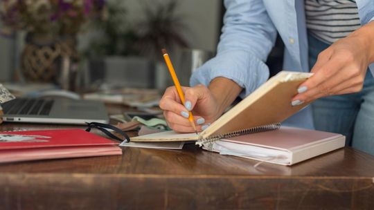 Planowanie miesięczne vs tygodniowe – co wybrać i dlaczego?