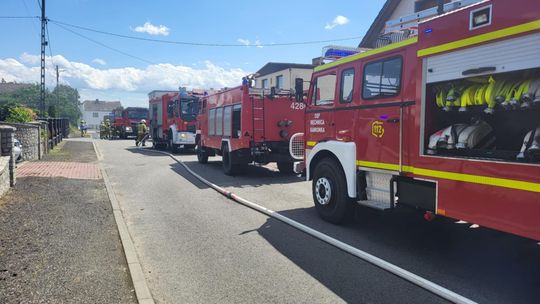 Paliło się poddasze budynku gospodarczego w Komornie. ZDJĘCIA