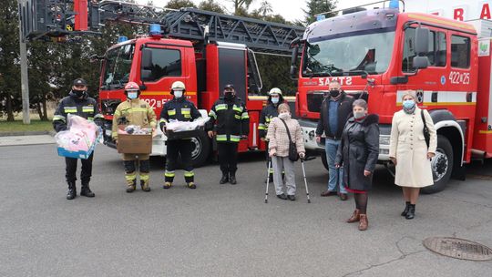 Pluszaki wykonane przez seniorów trafiły do strażaków w Kędzierzynie-Koźlu. Otrzymają je dzieci poszkodowanych w wypadkach
