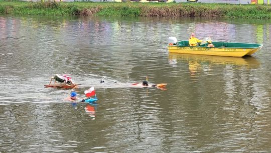 Płynęli w lodowatej Odrze z biało-czerwonym wieńcem