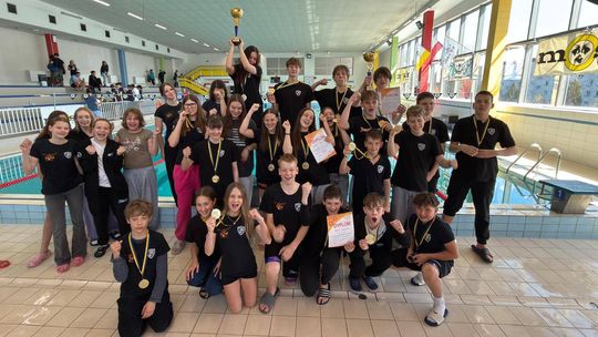 Pływacy z "Dziewiątki" zdominowali mistrzostwa województwa. ZDJĘCIA