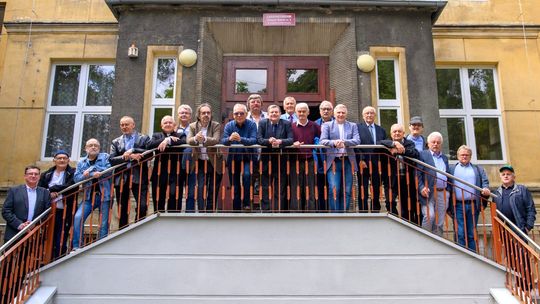 Po latach wrócili w szkolne mury. Wzruszająca wizyta absolwentów rocznika 1975 w Zespole Szkół nr 3