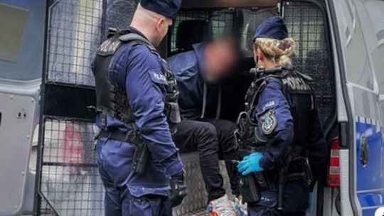 Po pijaku "załatwił się" w holu dworca PKP i wykrzykiwał wulgaryzmy