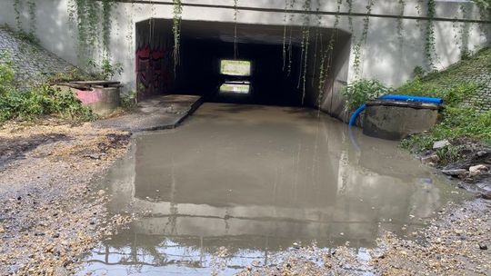 Po ulewach unikaj tego przejścia, chyba, że nosisz kalosze. ZDJĘCIA Po ulewach unikaj tego przejścia, chyba, że nosisz kalosze. ZDJĘCIA