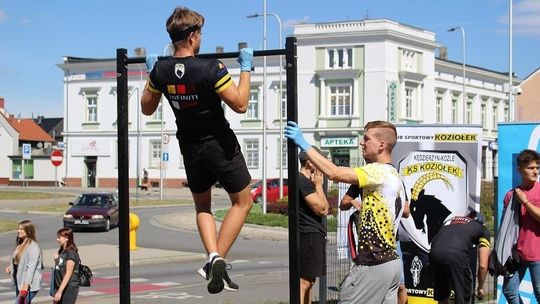 Podciągali się na drążku w centrum Kędzierzyna