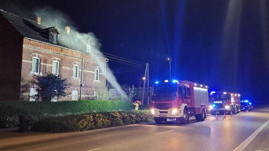 Podczas rozpalania pieca zapaliła się deska na dachu domu