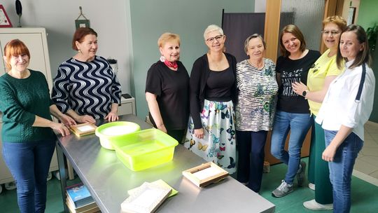 Podobną pracownię chcą uruchomić w Rydułtowach. Czerpali papier razem z naszymi seniorami