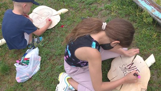 Podopieczni "Brzdąca" stworzyli tabliczki zniechęcające do śmiecenia w lesie