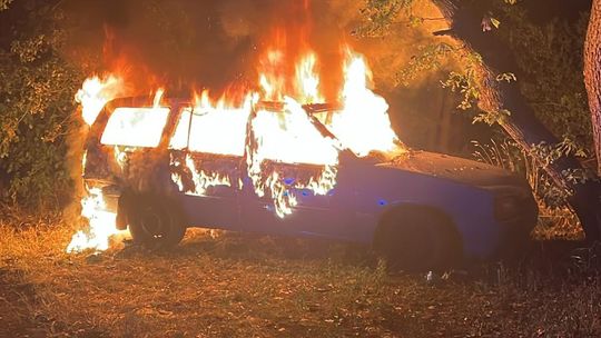 Podpalacz uderzył mimo obecności służb! Samochód spłonął obok akcji gaśniczej hali przy Stalmacha