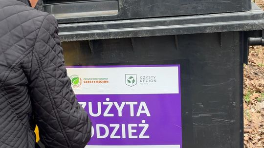 Pojemniki na zniszczoną odzież na kolejnych osiedlach