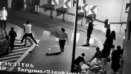 Policja i prokuratura wyjaśniają dlaczego film z nagraną bójką trafił do sieci