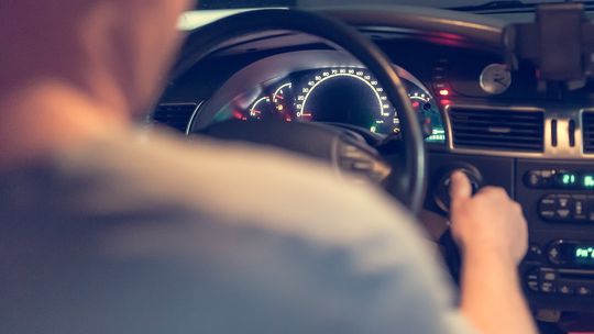 Policja ustala dane kierowcy czerwonego auta. Chce poznać motyw jego działania