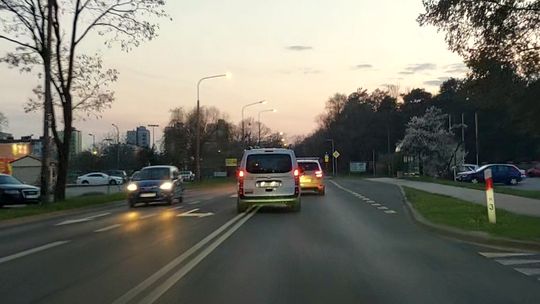 Policja szuka kierowcy mercedesa, który szarżował aleją Jana Pawła II. Grozi mu wysoka kara