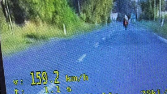 Policja zatrzymała motocyklistę, który jechał 159 km/h w obszarze zabudowanym