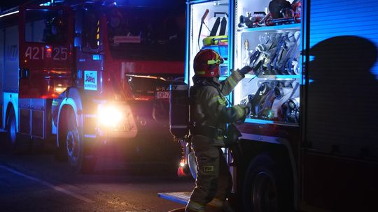 Policjanci ewakuowali trzech bezdomnych z pożaru pustostanu
