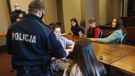 Policjanci informują uchodźców z Ukrainy, jak uzyskać pomoc