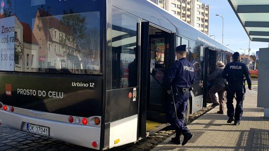 Policjanci kontrolowali autobusy przypominając podróżującym o obowiązujących obostrzeniach i rozdawali maseczki