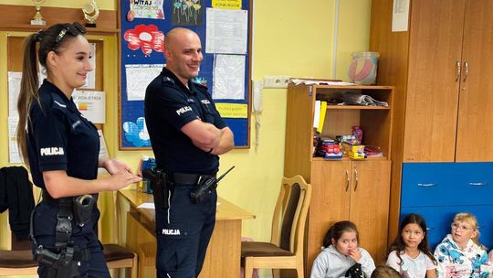Policjanci odwiedzili półkolonię w kozielskiej PSP nr 12. ZDJĘCIA