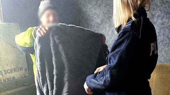 Policjanci pomogli bezdomnemu. Kupili mu ciepły koc i posiłek