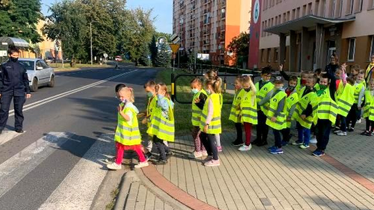 Policjanci przestrzegają dzieci. Kolejne spotkania w ramach akcji "Bezpieczna droga do szkoły"