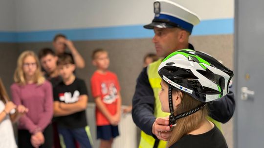 Policjanci rozdawali dzieciom kaski rowerowe. Przypomnieli też o nowych przepisach