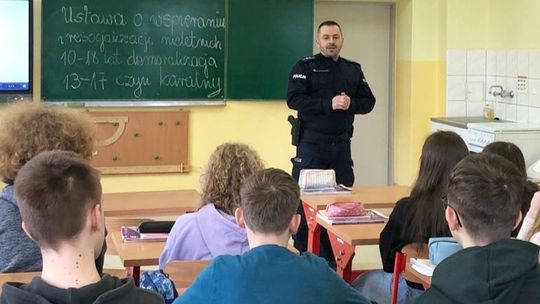 Policjanci spotkali się z uczniami szkół w Starej Kuźni i Reńskiej Wsi