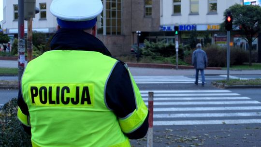 Policjanci sprawdzają zachowania kierujących wobec pieszych i rowerzystów