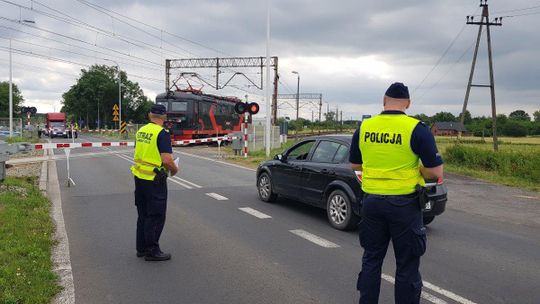 Policjanci sprawdzali na przejazdach kolejowych czy kierowcy stosują się do znaków drogowych