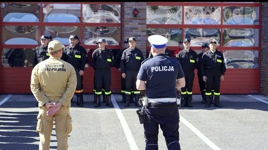 Policjanci uczyli strażaków jak bezpiecznie poruszać się pojazdami uprzywilejowanymi