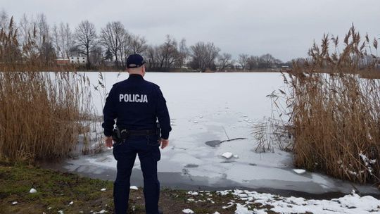Policjanci uratowali 29-latkę, pod którą załamał się lód