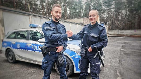 Policjanci uratowali trzech mężczyzn z pożaru pustostanu