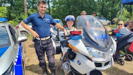 Policjanci w Dziergowicach zalecali bezpieczny wypoczynek. ZDJĘCIA
