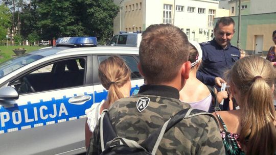 Policjanci z Kędzierzyna-Koźla gościli w komendzie dzieci wypoczywające na letniej półkolonii. ZDJĘCIA