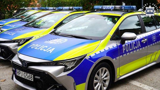 Policjanci z Kędzierzyna-Koźla otrzymali hybrydową Toyotę z nowym, neonowym oznakowaniem
