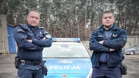 Policjanci z Kędzierzyna-Koźla uratowali dwie osoby z płonącego domu