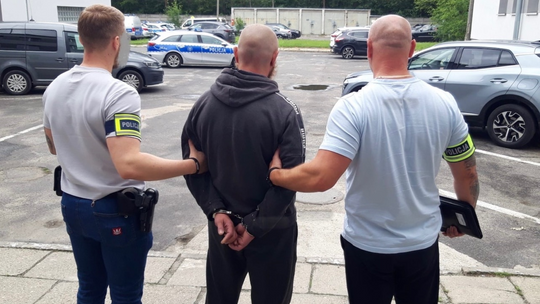 Policjanci zatrzymali poszukiwanego mężczyznę. Usłyszał zarzuty za znęcanie się nad partnerką