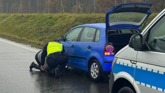 Policjanci zatrzymali się i pomogli kierowcy wymienić przebite koło w samochodzie